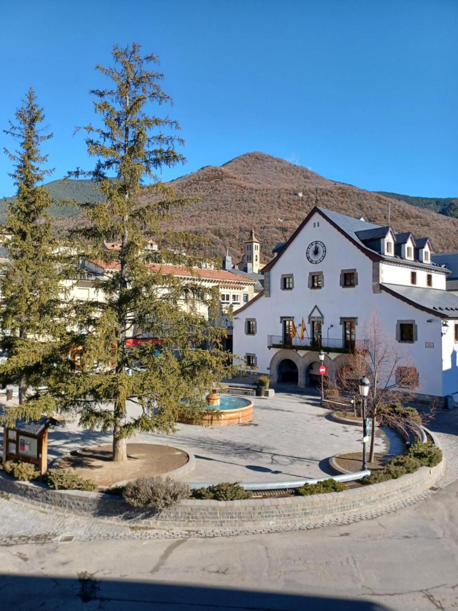 En El Pleno Centro De Biescas Con Garaje, Ascensor Y Wifi Lägenhet Exteriör bild